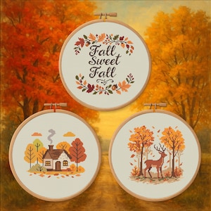 Pode incluir: Três bastidores de bordado em ponto cruz com desenhos de outono. Um deles diz "Fall Sweet Fall" com detalhes de folhas. Os outros retratam uma casa e um veado numa floresta, tudo em cores outonais.