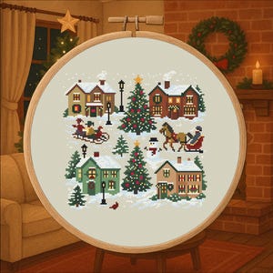 Puede incluir: Un bastidor de bordado de punto de cruz con una escena de un pueblo invernal. El diseño incluye casas cubiertas de nieve, árboles de Navidad y figuras en un trineo tirado por caballos. La paleta de colores es cálida, con rojos, verdes y marrones.