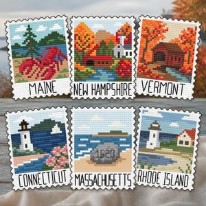 Può includere: Sei schemi a punto croce a forma di francobollo, ognuno etichettato con il nome di uno stato del New England. I disegni includono un'aragosta rossa per il Maine, un ponte coperto per il New Hampshire e il Vermont, un faro per il Connecticut e il Rhode Island, e una roccia con 1620 per il Massachusetts.