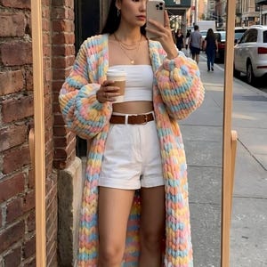 Cardigan long fait main en tricot épais - Cadeau douillet pour la Saint-Valentin, vêtements d'intérieur de couleur pastel douce, manteau d'hiver volumineux de style romantique