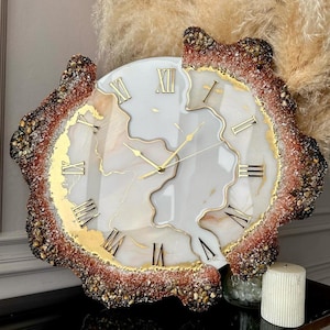 Puede incluir: Un letrero de madera rústico con la frase "Welcome to our porch" en letras blancas. El letrero presenta un acabado envejecido y un diseño sencillo y acogedor, ideal para la decoración exterior.