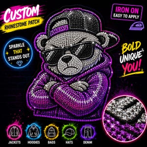Puede incluir: Un parche de pedrería con un oso que lleva una gorra de béisbol y gafas de sol, vestido con una sudadera con capucha morada y los brazos cruzados. El diseño está compuesto por cristales plateados y morados. El texto incluye CUSTOM RHEINSTONE PATCH, IRON ON EASY TO APPLY, SPARKLE THAT STANDS OUT y BOLD UNIQUE YOU!
