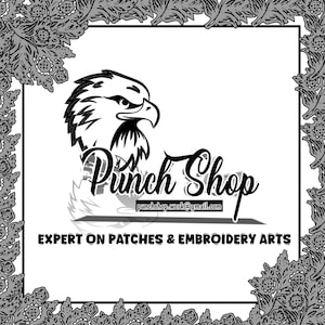 Pu&ograve; includere: Logo in bianco e nero per Punch Shop, con una testa d'aquila e il nome dell'azienda in un font stilizzato. Il testo "EXPERT ON PATCHES & EMBROIDERY ARTS" &egrave; in basso. Il logo &egrave; incorniciato da un bordo decorativo.