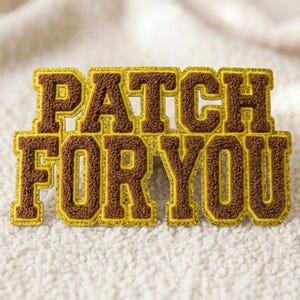 Patch For You Custom chenille-opstrijkpatch – bruine letters Varsity-letterpatches met gouden glitterrand voor doe-het-zelf spijkerjasje, sweater, tas