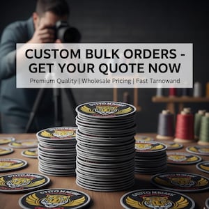 以下が含まれることがあります： 虎のデザインと「STETOMMEARY」の文字が入った、黒、黄、白の丸い刺繍パッチのスタック。画像には「CUSTOM BULK ORDERS - GET YOUR QUOTE NOW」の文字も含まれています。パッチは木製の表面に配置されています。