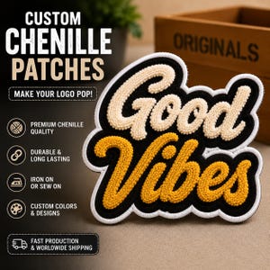 Può includere: Una toppa in ciniglia con la scritta Good Vibes in corsivo. La parola Good è color crema e la parola Vibes è giallo senape, entrambe con bordi neri e bianchi. La toppa è mostrata accanto a un testo che ne elenca le caratteristiche.