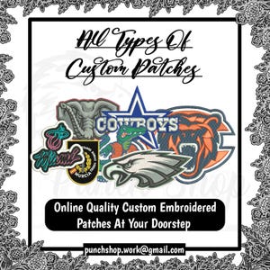 Pu&ograve; includere: Una collezione di toppe ricamate personalizzate con vari disegni, tra cui loghi di squadre sportive e altri emblemi. Il testo "All Types Of Custom Patches" &egrave; visualizzato in alto, con il testo "Online Quality Custom Embroidered Patches At Your Doorstep" in basso.