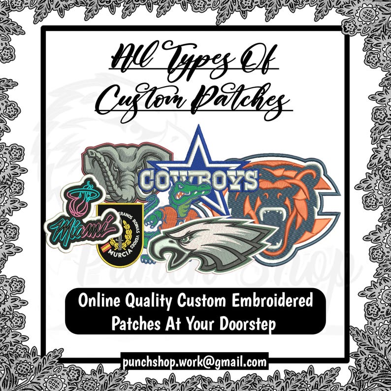 Pu&ograve; includere: Una collezione di toppe ricamate personalizzate con vari disegni, tra cui loghi di squadre sportive e altri emblemi. Il testo "All Types Of Custom Patches" &egrave; visualizzato in alto, con il testo "Online Quality Custom Embroidered Patches At Your Doorstep" in basso.