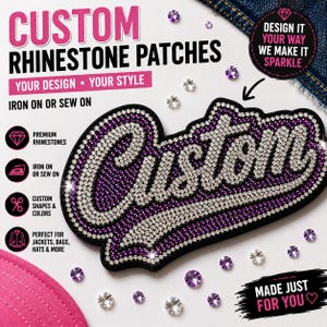 Könnte beinhalten: Ein individueller Strass-Aufnäher mit dem Wort Custom in weißer Schreibschrift auf violettem Grund mit schwarzem Rand. Der Text lautet: CUSTOM RHINESTONE PATCHES, YOUR DESIGN YOUR STYLE, IRON ON OR SEW ON, PREMIUM RHINESTONES, CUSTOM SHAPES & COLORS, PERFECT FOR JACKETS, BAGS, HATS & MORE, DESIGN IT YOUR WAY WE MAKE IT SPARKLE, MADE JUST FOR YOU.