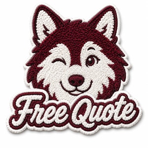 Könnte beinhalten: Ein kastanienbraun-weißes Stickabzeichen mit dem Gesicht eines zwinkernden Cartoon-Huskys. Unter dem Hund ist der Text Free Quote in einer weißen Schreibschrift mit kastanienbrauner Umrandung gestickt. Das Abzeichen hat eine dicke, erhabene Textur.