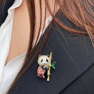 Niedliche Bären Brosche – Emaille Pin mit rotem Herz – skurriles goldfarbenes Schmuckstück – Geschenk für Sie – elegante Vintage Fahrrad Brosche