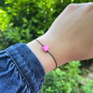ミニマリストなピンクのハートブレスレット - 調節可能なブラックコード - 上品なハンドメイドジュエリー - 彼女へのかわいいギフト - 女の子向けブレスレット - 地中海の夏