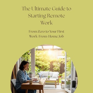 以下が含まれることがあります： 女性が、"The Ultimate Guide to Starting Remote Work"と"From Zero to Your First Work-From-Home Job"というテキストが書かれた、黄緑色の背景のノートパソコンで作業しています。背景には、日当たりの良い屋外パティオが写っています。