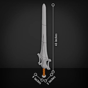 Puede incluir: Una espada gris con hoja puntiaguda y una guarda con elementos curvos. El mango est&aacute; envuelto en material naranja. La espada mide 109,22 cm de longitud total, 22,86 cm de ancho en la guarda y 5,08 cm de di&aacute;metro en el mango.