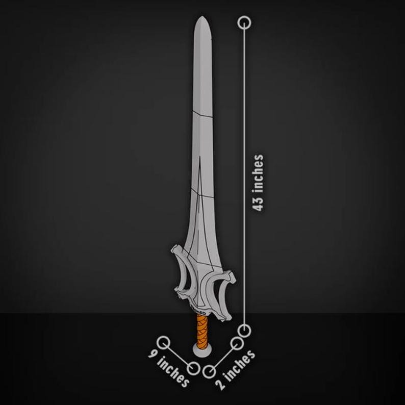 Puede incluir: Una espada gris con hoja puntiaguda y una guarda con elementos curvos. El mango est&aacute; envuelto en material naranja. La espada mide 109,22 cm de longitud total, 22,86 cm de ancho en la guarda y 5,08 cm de di&aacute;metro en el mango.