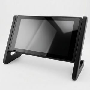 Puede incluir: Una tableta negra se muestra en un soporte negro. El soporte tiene una base triangular y soportes angulados, sosteniendo la tableta en posición vertical. La pantalla está oscura, lo que sugiere que está apagada o en modo de suspensión. El diseño es minimalista y moderno.