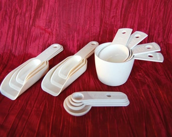 Choice of Vintage Pyrex Accessories Measuring Cups, Measuring Spoons, and Pyrex Accessories Scoops - Sets Sold Separately