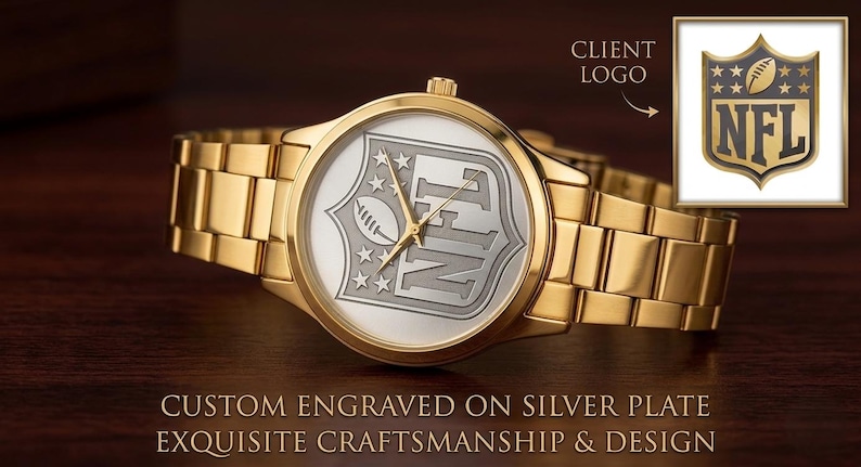 Puede incluir: Un reloj de pulsera dorado con una esfera plateada con el logotipo de la NFL. El reloj tiene una correa y agujas doradas, con el logotipo de la NFL grabado en la esfera. La imagen tambi&eacute;n incluye un logotipo de la NFL.