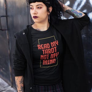 Vintage Tarot Shirt, Wohlfühlfarben Shirt, spirituelles Geschenk für Hexen, Tarot Garment Dyed Shirt, mystisches grafisches T-Shirt, witchy Freizeitkleidung
