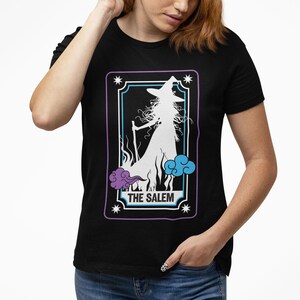 Salem T-Shirt, Tarot Karte Shirt, Comfort Farben T-Shirt, Halloween Geschenk, Witchy Grafik T-Shirt, Salem Themen Unisex T-Shirt, Gruseliges Shirt