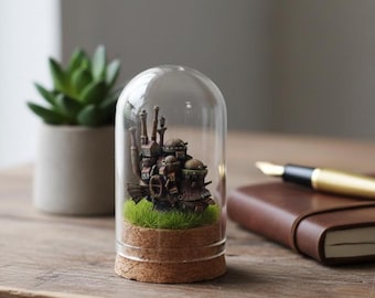 Diorama de castillo steampunk intrincado bajo una cúpula de cristal: arte en miniatura inspirado en El castillo ambulante - Decoración de escritorio de fantasía única