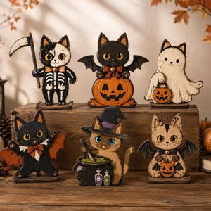 Pode incluir: Um conjunto de seis figuras de gatos em madeira com temas de Halloween. Os gatos estão vestidos de esqueleto com foice, morcego numa abóbora, fantasma com abóbora, vampiro, bruxa com caldeirão e morcego a segurar uma abóbora pequena.