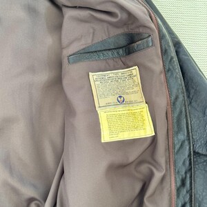 Chaqueta de aviador vintage AVIREX A-2 de cuero, fabricada en EE. UU., color marrón desgastado, talla M para hombre. imagen 10