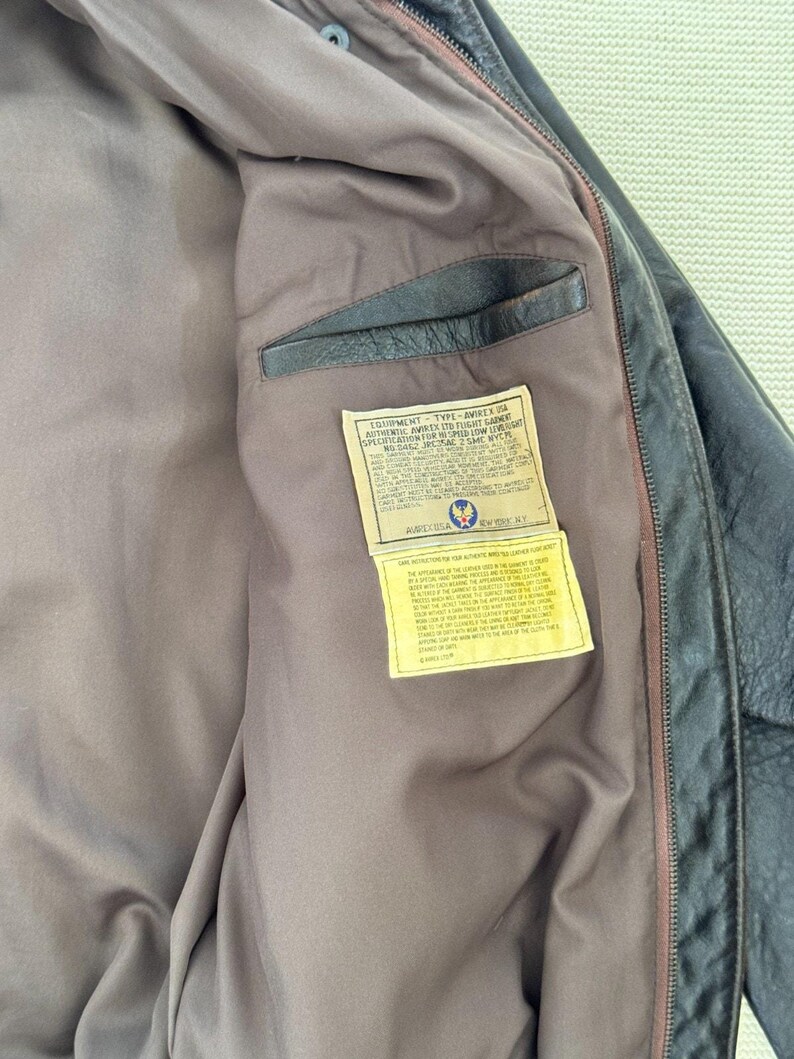Chaqueta de aviador vintage AVIREX A-2 de cuero, fabricada en EE. UU., color marrón desgastado, talla M para hombre. imagen 10