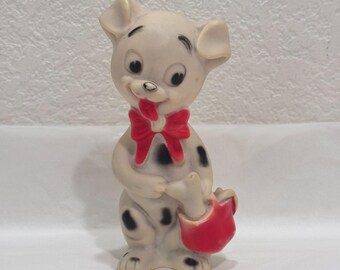 Hucha vintage de Dreamland Creations con forma de perrito y lazo rojo, de vinilo, de 15 cm.