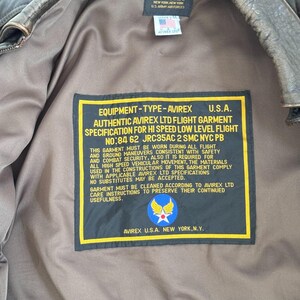 Chaqueta de aviador vintage AVIREX A-2 de cuero, fabricada en EE. UU., color marrón desgastado, talla M para hombre. imagen 9