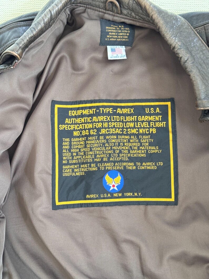 Chaqueta de aviador vintage AVIREX A-2 de cuero, fabricada en EE. UU., color marrón desgastado, talla M para hombre. imagen 9