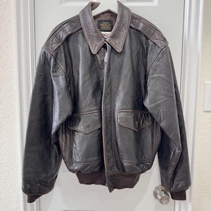 Chaqueta de aviador vintage AVIREX A-2 de cuero, fabricada en EE. UU., color marrón desgastado, talla M para hombre. imagen 1
