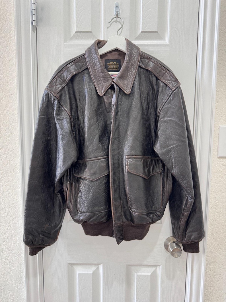 Chaqueta de aviador vintage AVIREX A-2 de cuero, fabricada en EE. UU., color marrón desgastado, talla M para hombre. imagen 1