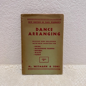 Puede incluir: Un libro antiguo titulado "Dance Arranging" de Paul Weirick. La portada es de color beige con letras rojas, que enumera estilos de baile como Swing, Rhumba y Tango. El libro es publicado por M. Witmark & Sons.