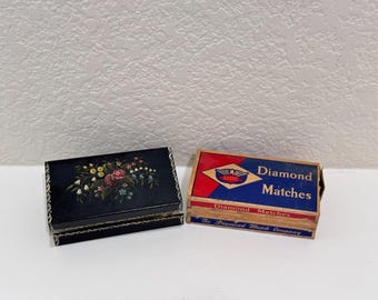Caja de cerillas de metal toleware pintada a mano vintage con caja de cerillas de diamante y diseño floral