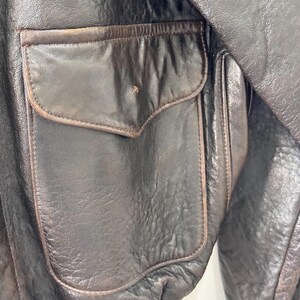 Chaqueta de aviador vintage AVIREX A-2 de cuero, fabricada en EE. UU., color marrón desgastado, talla M para hombre. imagen 7