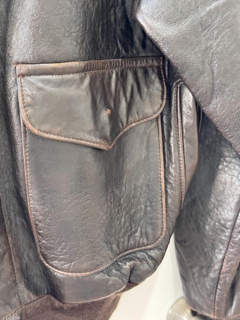 Chaqueta de aviador vintage AVIREX A-2 de cuero, fabricada en EE. UU., color marrón desgastado, talla M para hombre. imagen 7