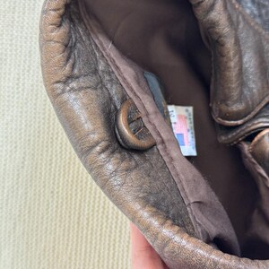 Chaqueta de aviador vintage AVIREX A-2 de cuero, fabricada en EE. UU., color marrón desgastado, talla M para hombre. imagen 19