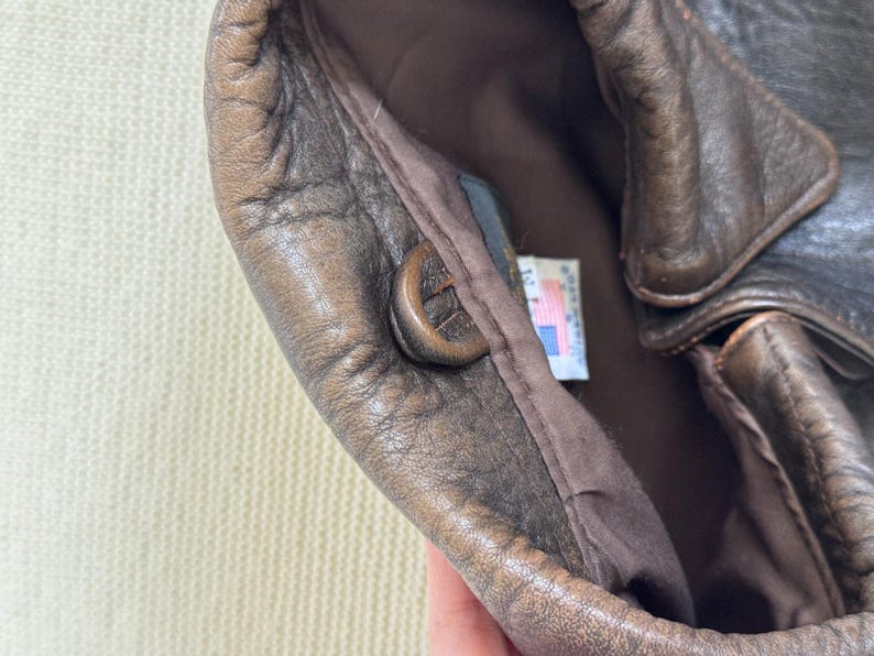 Chaqueta de aviador vintage AVIREX A-2 de cuero, fabricada en EE. UU., color marrón desgastado, talla M para hombre. imagen 19