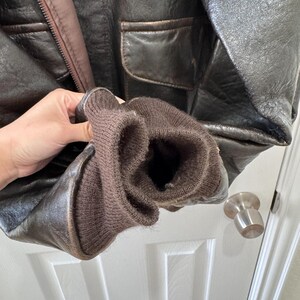 Chaqueta de aviador vintage AVIREX A-2 de cuero, fabricada en EE. UU., color marrón desgastado, talla M para hombre. imagen 8