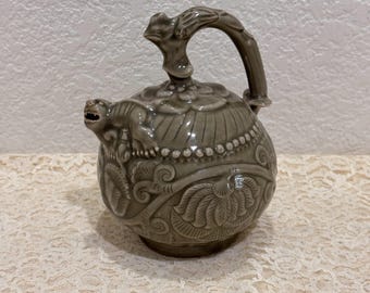 Tetera china de estilo Yaozhou de celadón con flujo inverso, jarra de porcelana Foo Lion de 7 pulgadas.