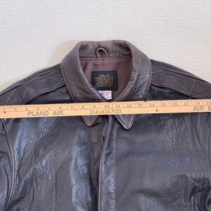 Chaqueta de aviador vintage AVIREX A-2 de cuero, fabricada en EE. UU., color marrón desgastado, talla M para hombre. imagen 18