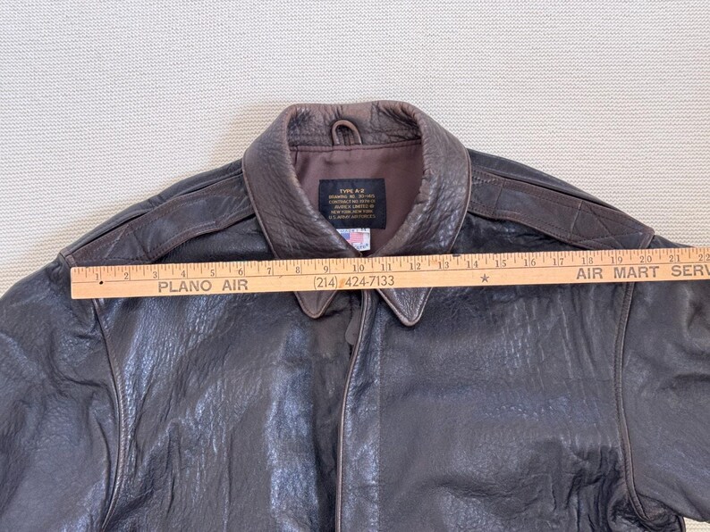 Chaqueta de aviador vintage AVIREX A-2 de cuero, fabricada en EE. UU., color marrón desgastado, talla M para hombre. imagen 18