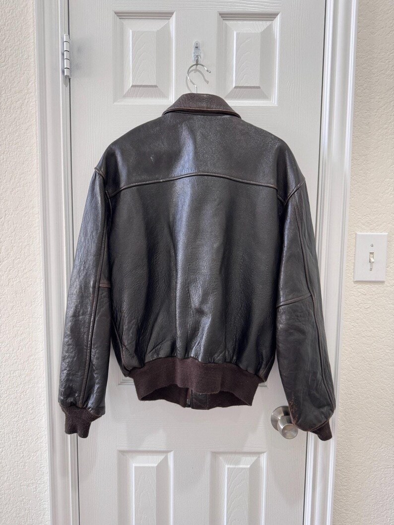 Chaqueta de aviador vintage AVIREX A-2 de cuero, fabricada en EE. UU., color marrón desgastado, talla M para hombre. imagen 2