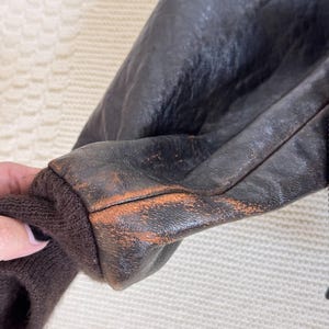 Chaqueta de aviador vintage AVIREX A-2 de cuero, fabricada en EE. UU., color marrón desgastado, talla M para hombre. imagen 14