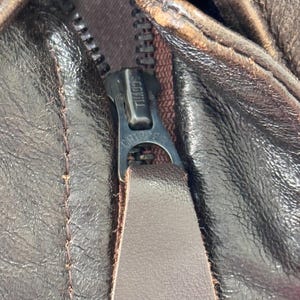 Chaqueta de aviador vintage AVIREX A-2 de cuero, fabricada en EE. UU., color marrón desgastado, talla M para hombre. imagen 5