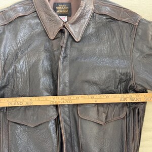 Chaqueta de aviador vintage AVIREX A-2 de cuero, fabricada en EE. UU., color marrón desgastado, talla M para hombre. imagen 17