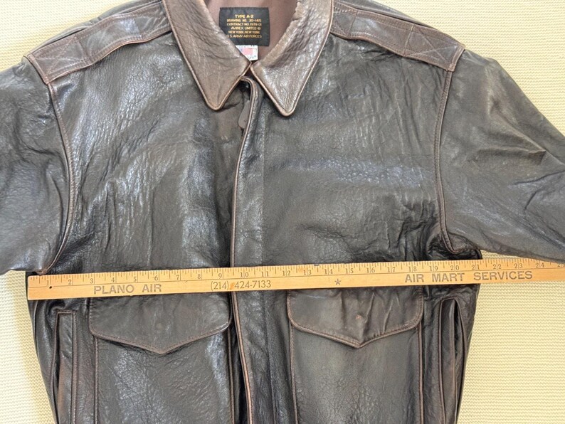 Chaqueta de aviador vintage AVIREX A-2 de cuero, fabricada en EE. UU., color marrón desgastado, talla M para hombre. imagen 17