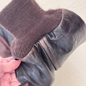 Chaqueta de aviador vintage AVIREX A-2 de cuero, fabricada en EE. UU., color marrón desgastado, talla M para hombre. imagen 16