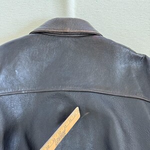 Chaqueta de aviador vintage AVIREX A-2 de cuero, fabricada en EE. UU., color marrón desgastado, talla M para hombre. imagen 20